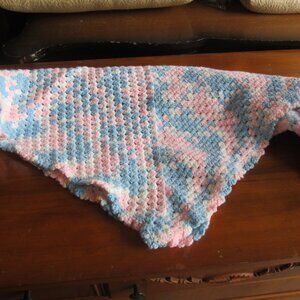 VTG HAND CROCHETED BABY BLANKET, SHELL PATTERN, SCALLOP EDGE